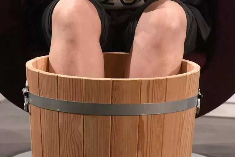 Die Knie und die Füße im Holzbottich gehören Kneipp-Bund-Präsident Joachim Rudolph beim Auftakt zum Jubiläumsjahr in Bad Wörisho