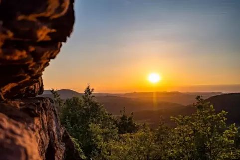 Um Sonnenaufgänge zu fotografieren, ist Forian Disque oft schon im Morgengrauen auf den Felsen der Region unterwegs. 