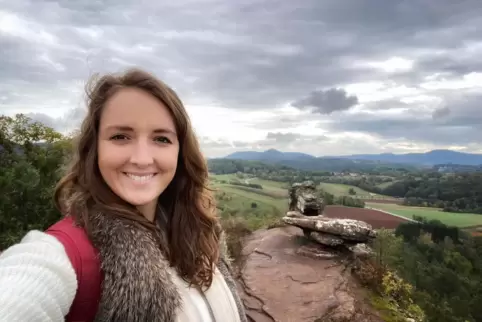In der Heimat unterwegs: Nadine Taylor in der Südwestpfalz bei den Geiersteinen, zu denen es eine Wanderung von Lug aus gibt.
