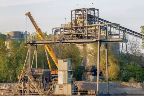 Nur noch mit begrenzter „Restlaufzeit“ in Speyer: Kiesbagger-Anlagen der Firma Wolff und Müller.