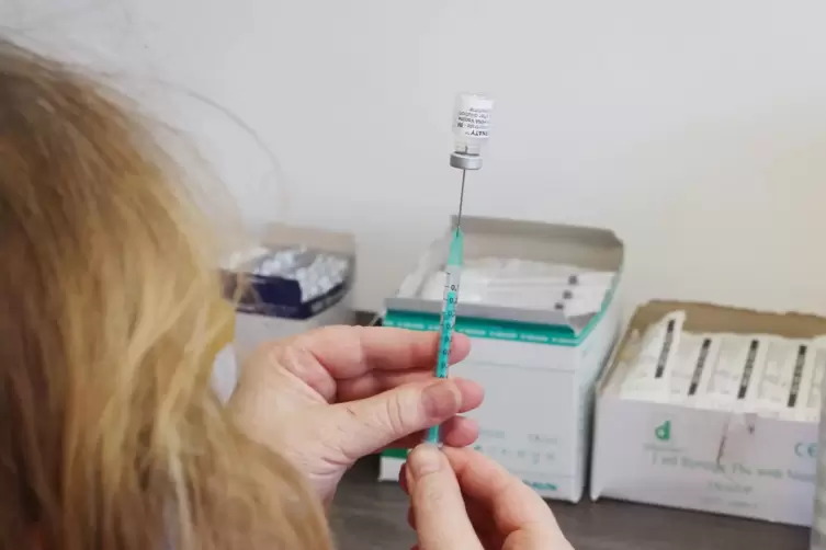 Um den Impfstoff von Biontech verimpfen zu können, müssen Hausärzte das Konzentrat zunächst aus einer Ampulle ziehen, es verdünn