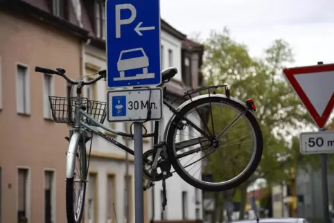 Wo hängt’s? Da hängt’s! Rad in der Mörscher Straße.