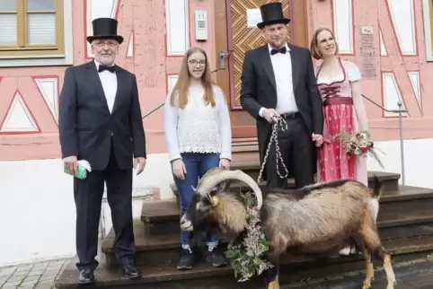 Brautpaar mit Geißbock: (v.l.) Stadtbürgermeister Karl-Günter Müller, Lucy Wittmer, die sich um den Geißbock kümmert, und das Eh