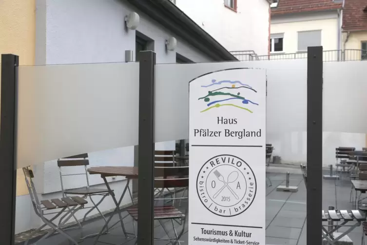 Auch die Au&szlig;engastronomie &ndash; hier die Terrasse des Bistros Revilo in Kusel, darf ab Montag wieder &ouml;ffnen. Test ist aber Pflicht.