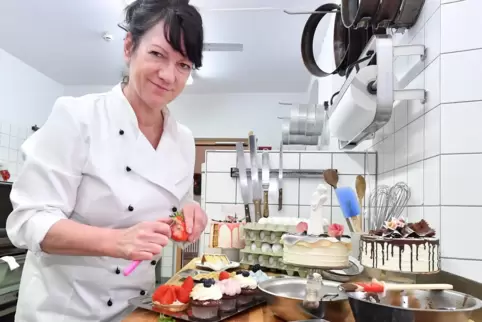 Die Gäste können kommen: Rosemarie Lanninger bei Vorbereitungen in der Konditorei des Hotel-Cafés Ritter von Böhl.