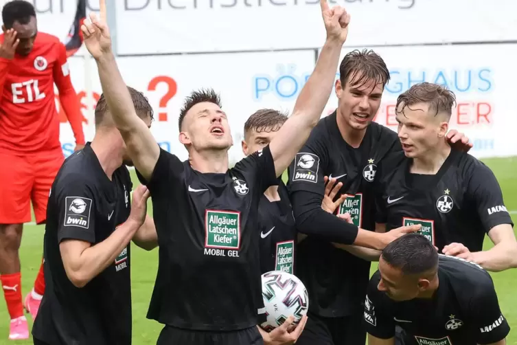Späte Freude: FCK-Angreifer Daniel Hanslik bejubelt mit seinen Teamkollegen den Treffer zum 3:3. Der 24-Jährige hatte die Lauter