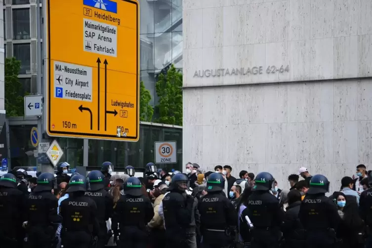 Die Polizei nimmt die Personalien der Demonstranten auf. 