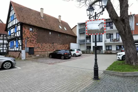 Es geht um den geschotterten Platz. 