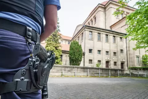 Mit seiner Waffe im Gürtel steht ein Beamter der Wachpolizei am Mittwochmittag vor der Synagoge im Frankfurter Westend. 
