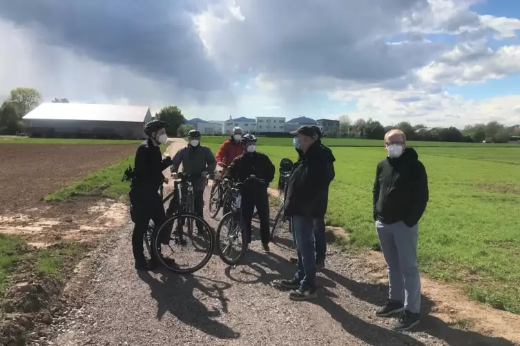 Beigeordneter Lukas Hartmann (links) bei seiner Stadtdorf-Radtour mit einigen Mitgliedern des Ortsbeirats Queichheim. 