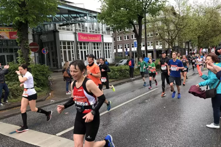 Der Lauf in Frankfurt ist ihr Heimmarathon: Sonja Schwarzw&auml;lder 2015. 