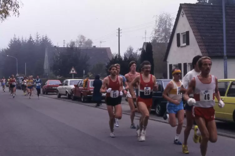 F&uuml;r den Neustadter Michael Metzger verliefen 1985 beim Marathon in Herxheim die ersten 25 Kilometer noch gut. 