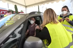 Es ist soweit: Beate Lang setzt die Spritze bei einem am Ende der Schlange angelangten Autofahrer.