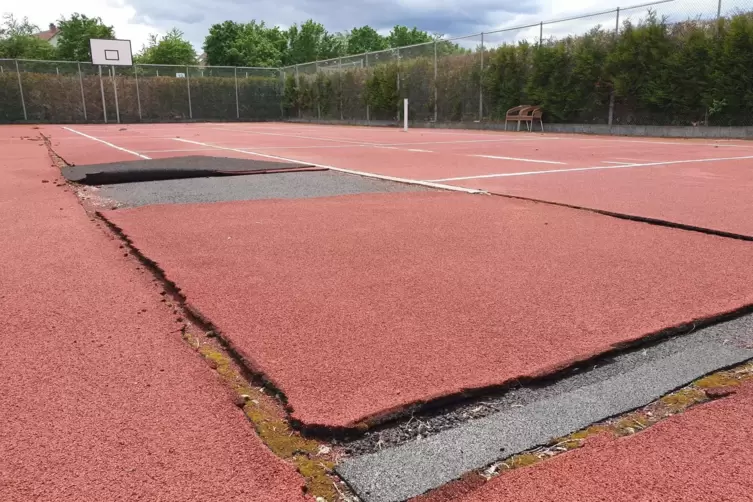 Ein Kunstrasen-Tennisplatz soll den maroden Hartplatz ersetzen. 