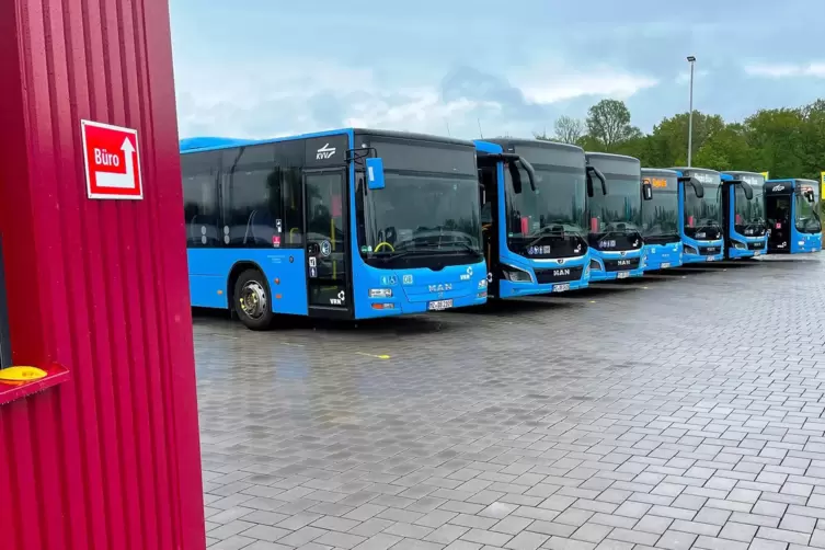  Auch die zus&auml;tzlichen, neuen Busse haben gen&uuml;gend Platz auf dem Betriebsgel&auml;nde. 