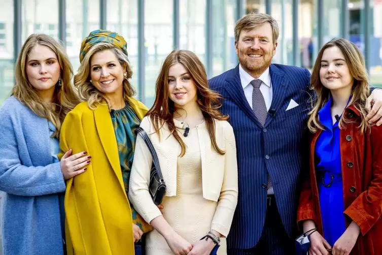 König Willem-Alexander der Niederlande und Königin Máxima stehen mit ihren Töchtern Prinzessin Ariane (rechts), Prinzessin Alexi