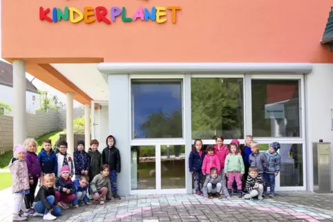 Unter anderem mit einem großen Regenbogen haben sich die Kinder der Kindertagesstätte „Kinderplanet“ in Miesenbach an der Malakt