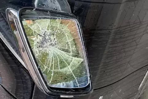 Von Unbekannten beschädigt: der Mercedes in Rehborn. 
