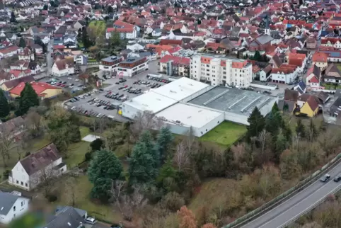 Dort, wo auf diesem Bild noch Bäume stehen, sollen vier Mehrfamilienhäuser gebaut werden. 