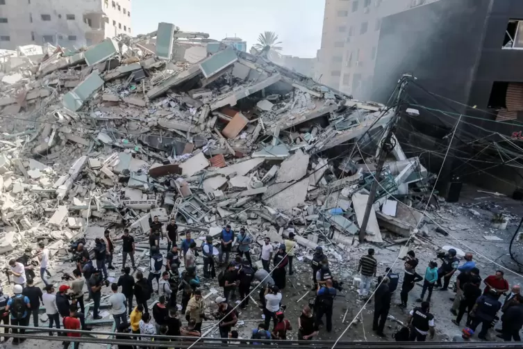 In Schutt und Asche: ein am Samstag von Israels Armee mit Ansage zerstörtes Gebäude in Gaza. Bisher arbeiteten dort internationa