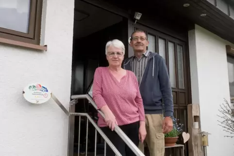 Karola und Paul Greßer lassen ihre Ferienwohnung in Pfeffelbach erst einmal noch zu. 