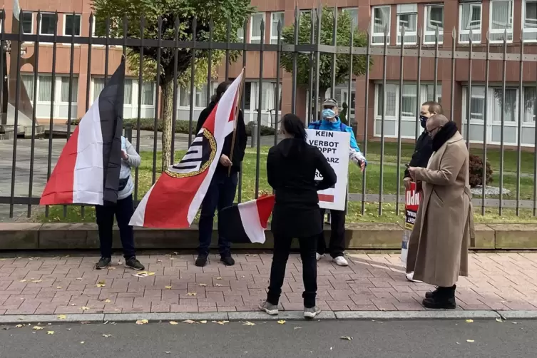 Trotz Reichsflaggen-Banns vom Ordnungsamt gebilligt: Aufmarsch einiger Rechtsextremisten mit schwarz-weiß-roten Fahnen vor dem P
