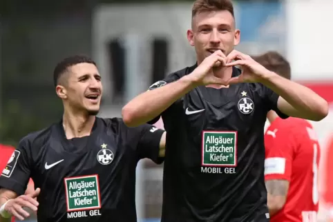 Herzlicher Jubel: Angreifer Daniel Hanslik (rechts) feiert seinen Treffer zum 1:0 für den FCK bei Viktoria Köln. Anas Ouahim gra