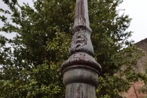 Die Sanierung der stark verrosteten historischen Straßenlaternen im Neuleininger Burghof ist nicht einfach.