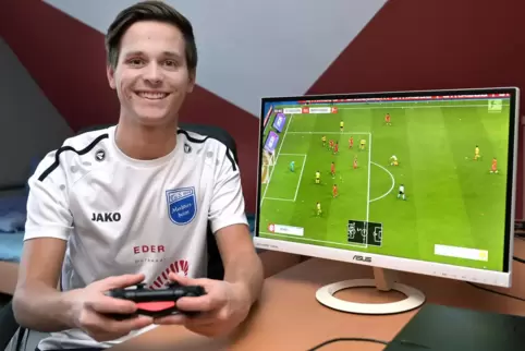 Hat nur Heimspiele: Dirk Stürzebecher in seinem ganz eigenen Stadion in Harthausen. 