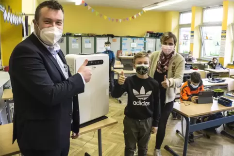Alle Säle der Grundschule Hauenstein sind mit Luftreinigungsgeräten ausgestattet. Darüber freuen sich nicht nur Bürgermeister Pa