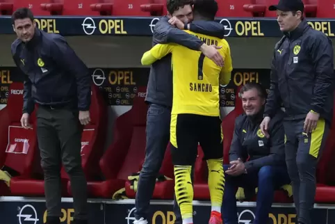 Ein Herz und eine Seele: Edin Terzic bedankt sich bei Jadon Sancho. BVB-Sportdirektor Michael Zorc (sitzend) lächelt zufrieden. 