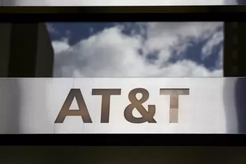 Der Telekommunikations-Riese AT&T spaltet seine Sparte WarnerMedia ab und legt sie mit dem TV-Konzern Discovery zusammen.