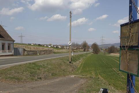 Entlang der L 401 soll der Rad- und Gehweg verlaufen. Im Hintergrund ist Lohnsfeld zu sehen.