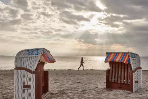 Joggen am Ostseestrand: Seit diesem Montag steht Schleswig-Holstein Touristen aus ganz Deutschland wieder offen.