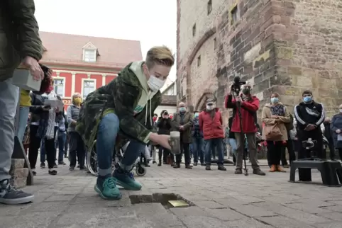 Oktober 2020 auf dem Postplatz: Stolperstein-Verlegung unter Corona-Bedingungen ohne Künstler Gunter Demnig. 