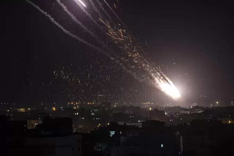 Abschuss von Raketen aus dem Gazastreifen in Richtung Israel. 