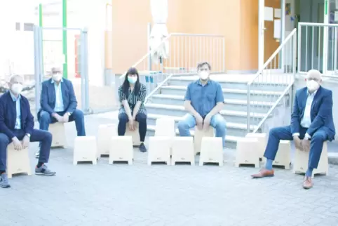 Probesitzen und -trommeln auf den neuen Instrumenten (von links): Burkhard Kröger, Wilfried Haensel, Sarah Innetsberger, Michael