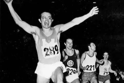 1970: Manfred Letzelter stellt in Berlin einen neuen Hallenweltrekord über 200 Meter in 21,5 Sekunden auf – und das, obwohl ohne