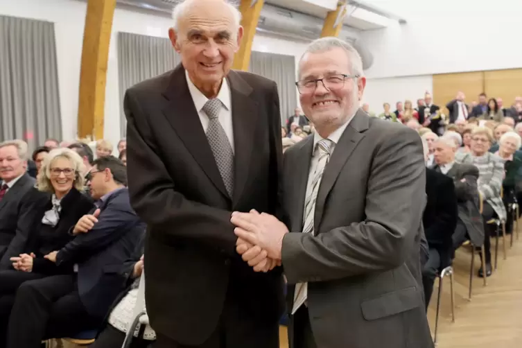 Verleihung der Ehrenbürgerschaft an Kurt Adam (li.) durch Bürgermeister Paul Gärtner im Jahr 2018.