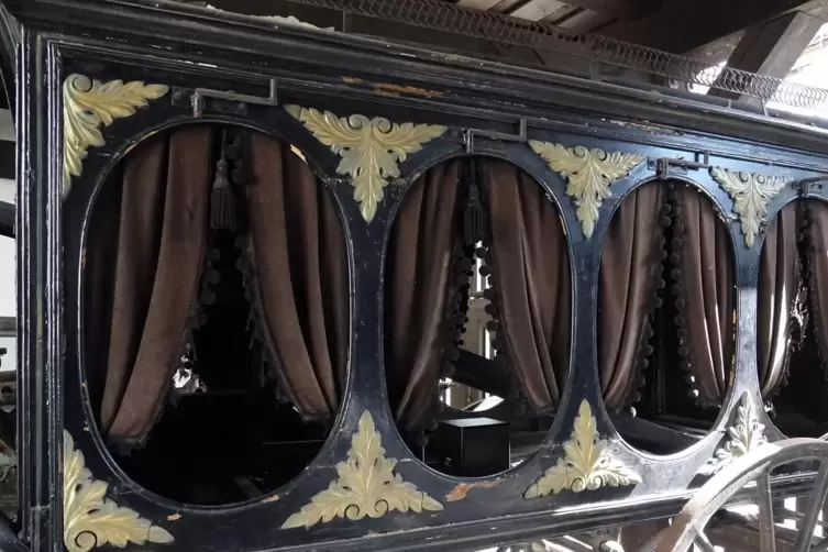 Aus dem historischen Leichenwagen: Autorin Eva Pick liest lautpoetische Texte zum &Uuml;berleben. 