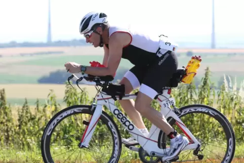 Schnappschüsse vom Triathleten in Frankfurt und in Roth: Helge Griasch auf dem Rad..., 