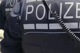 Da der 17-Jährige die Beamten weiter attackierte, setzten die Einsatzkräfte nach vorheriger Androhung das Distanz-Elektro-Impuls