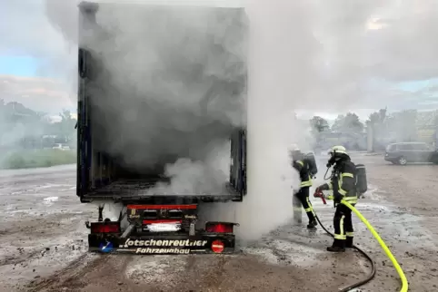 Löscht das Feuer: ein Atemschutz-Trupp.