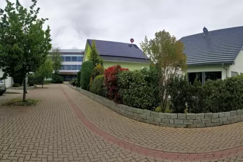 Diese 90-Grad-Kurve in der Kallstadter Straße im Ortsteil Dannstadt ist kaum einsehbar und daher gefährlich, wenn sich Kinder un