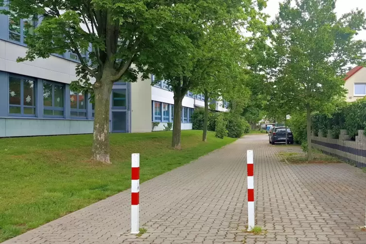 Diese Pfosten trennen die Kallstadter Stra&szlig;e im Ortsteil Dannstadt von der Haardstra&szlig;e und machen Erstere zur Sackgasse. F&uuml;r die