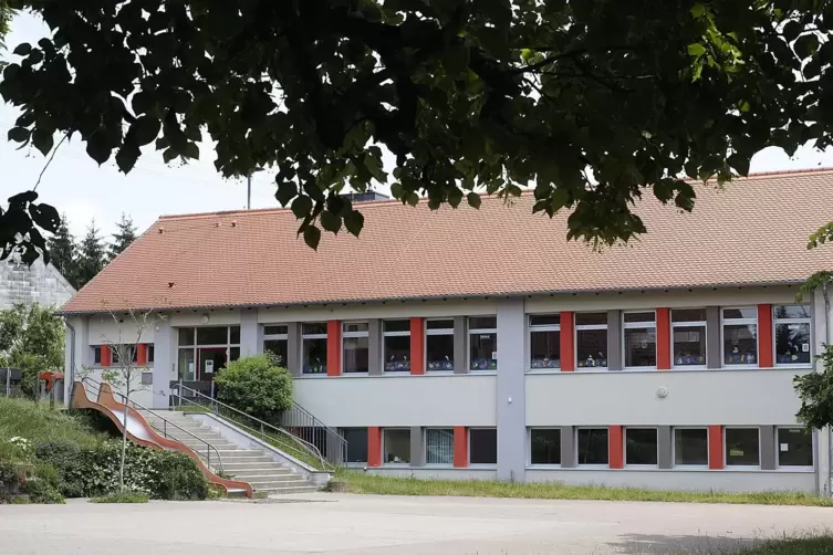 Die ehemalige Grundschule in der Mittelbacher Straße. 