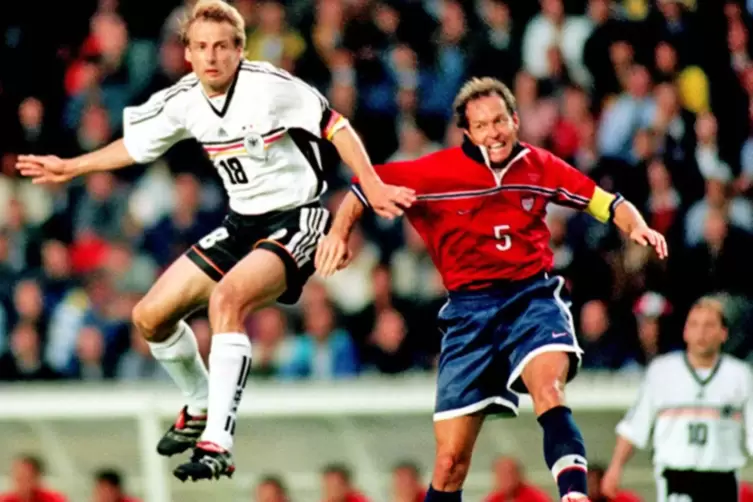 Hier Gegner, später Kollegen: Thomas Dooley (rechts) als Kapitän des US-Teams bei der WM 1998 in Frankreich gegen Jürgen Klinsma