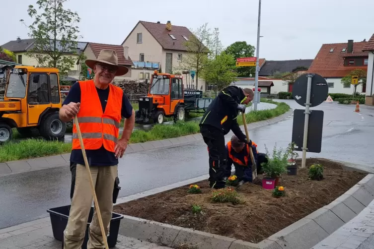 Jürgen Weigel (links) und weitere Helfer wollen Gerolsheim mit Blumen schmücken. 