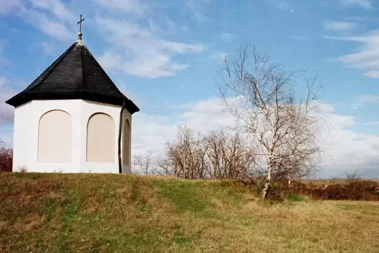 Schon seit Jahrzehnten feiern Christen vor der Heilig-Kreuz-Kapelle auf dem Palmberg zu Pfingsten Gottesdienste.
