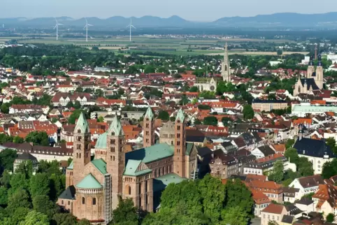 Blick auf Windräder: Am Rande der Stadt sind schon Standorte – nicht in Verantwortung der Stadtwerke. Es könnten welche dazukomm